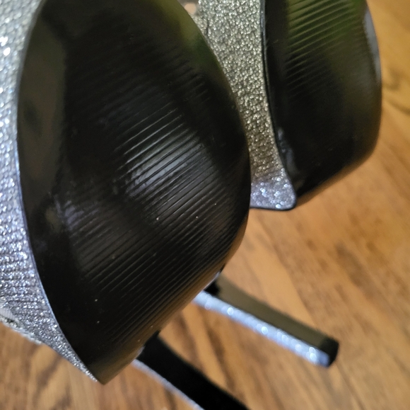 Adrianna Papell strappy platform shoe, Size 7, Silver and Mesh. Special occasion - Picture 4 of 6